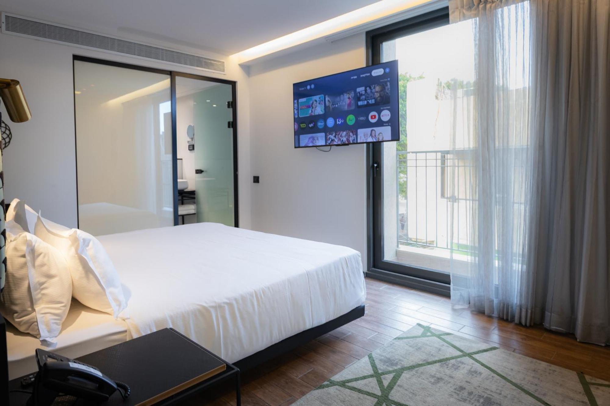 Superior Room,1766303787:JPEG